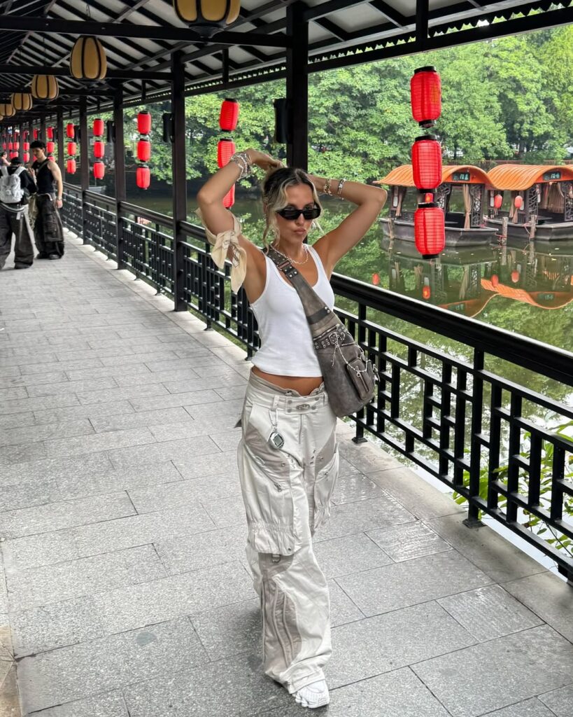 White tank top teorija