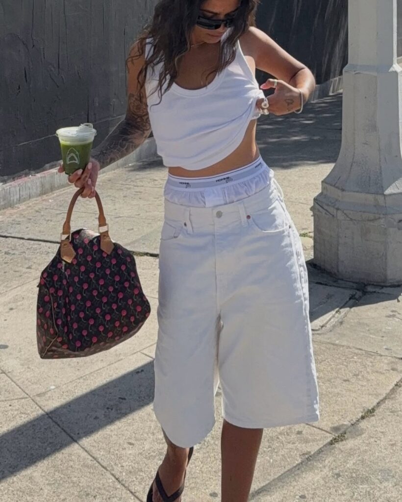 White tank top teorija