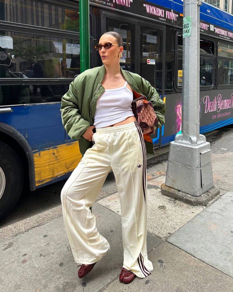 White tank top teorija